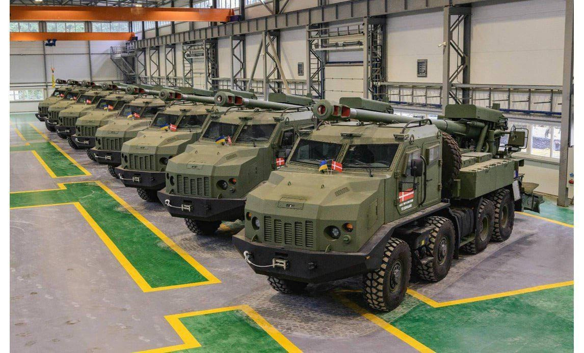 Thiết kế trên xe tải giúp Bohdana dễ cơ động và thích ứng trên chiến trường. Thiết kế của pháo lấy cảm hứng từ lựu pháo bánh lốp CAESAR của Pháp và pháo tự hành ATMOS của Israel. Bohdana được đặt trên khung gầm xe tải, cabin bọc thép ở phía trước và hệ thống pháo được lắp ở phía sau. Ảnh: Reddit.