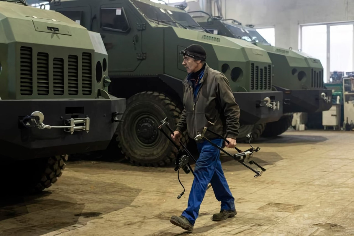 Bohdana là loại lựu pháo tự hành được lắp trên khung gầm xe tải KrAZ-6322, thiết kế và sản xuất hoàn toàn tại Ukraine. Được trang bị pháo cỡ nòng 155mm, nó có thể tấn công mục tiêu cách xa tới 42 km bằng đạn xuyên giáp và lên tới 50 km bằng đạn pháo hỗ trợ tên lửa. Khẩu pháo này có tốc độ bắn 6 viên một phút. Ảnh: mil.in.ua.