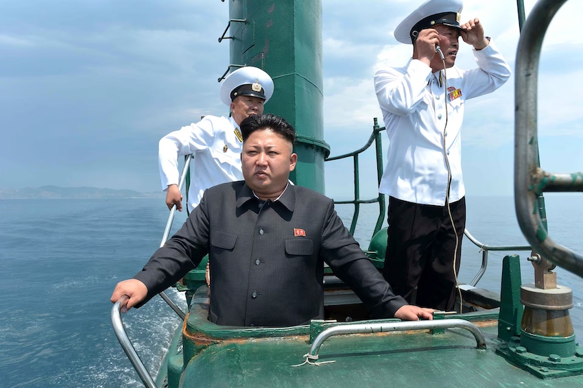 Nhà lãnh đạo Triều Tiên Kim Jong Un đứng trên tháp chỉ huy của một tàu ngầm trong chuyến thị sát Đơn vị Hải quân 167 của Quân đội Nhân dân Triều Tiên (KPA) vào tháng 6/2014. Ảnh: Reuters.