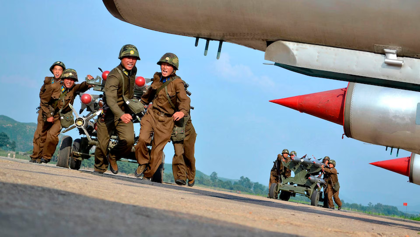 Tháng 7/2012, binh sĩ không quân Triều Tiên tham gia cuộc tập luyện quy mô lớn. Ảnh: Reuters.
