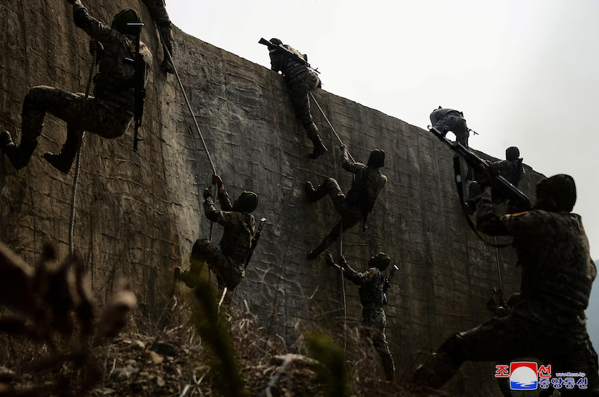 Các binh sĩ tham gia một cuộc trong quá trình huấn luyện các đơn vị chiến đấu trên không và dưới nước của Quân đội Nhân dân Triều Tiên vào tháng 3/2024. Ảnh: Reuters.