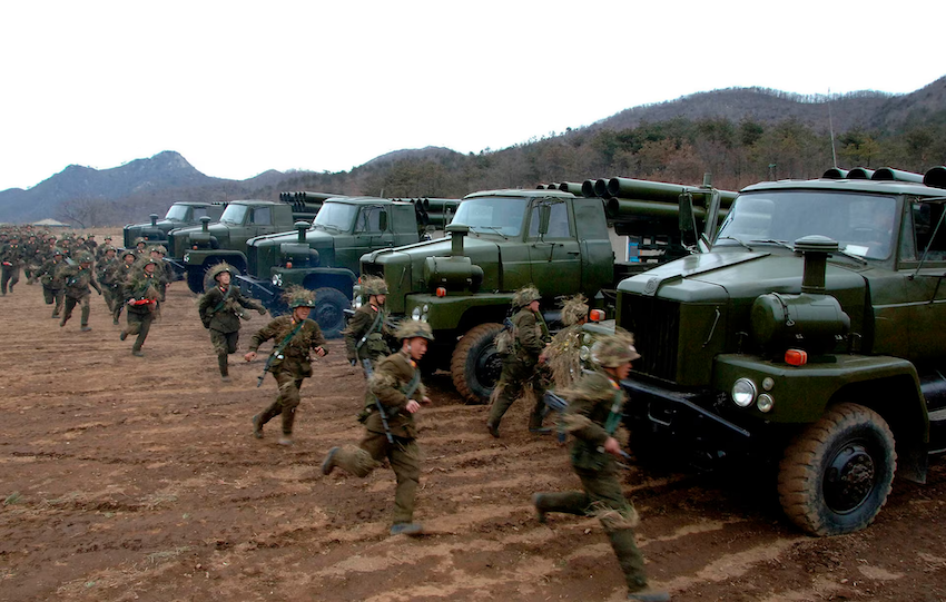 Binh sĩ Triều Tiên tham gia vào các bài tập huấn luyện quân sự tại một địa điểm không được tiết lộ. Hình ảnh được ghi lại vào tháng 3/2013. Ảnh: Reuters.