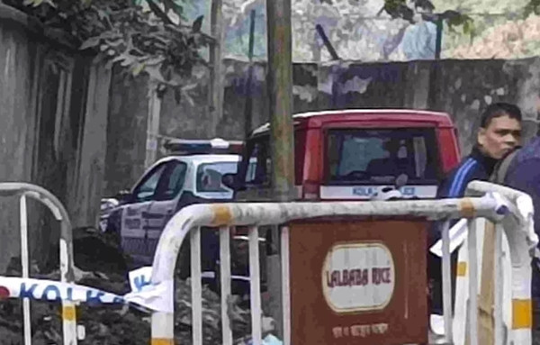 Nhờ vào hình ảnh từ camera an ninh và sự hỗ trợ của chó nghiệp vụ, cảnh sát nhanh chóng khoanh vùng nghi phạm. Chỉ trong vòng 24 giờ, Atiur Rahman Laskar, chồng của em gái nạn nhân, đã bị bắt giữ. Sự liên quan bất ngờ này càng khiến vụ án trở nên rùng rợn và gây phẫn nộ trong dư luận.