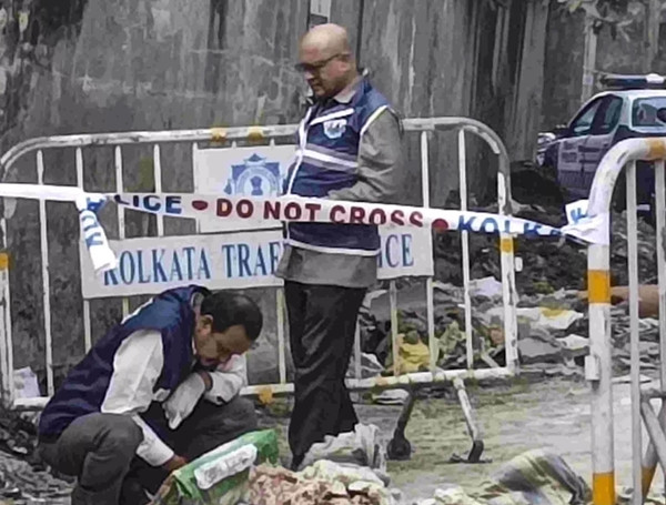Vụ án được phát hiện cách đây vài ngày, khi một mảnh thi thể người phụ nữ được gói trong túi nilon được tìm thấy tại một bãi rác ở khu vực Tollygunge, phía nam Kolkata. Sự việc lập tức gây chấn động toàn thành phố, cảnh sát nhanh chóng được điều động đến hiện trường.