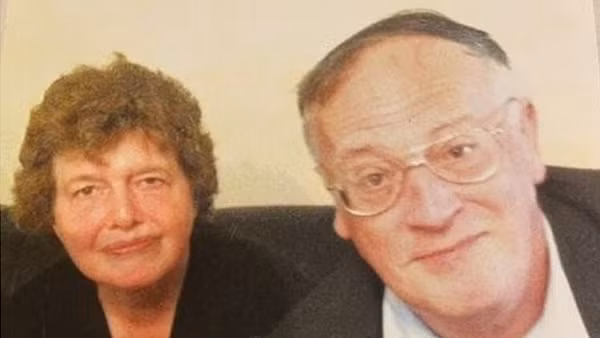 Theo báo cáo của truyền thông địa phương, thi thể của anh John McCullough bị giấu trong một hầm mộ đơn sơ ở tầng hầm, còn xác của cô Lois McCullough được cất trong tủ quần áo trên tầng hai, che đậy bằng túi ngủ và chăn bông. Cảnh sát cho biết cách thức cô Lois bị con gái sát hại rất tàn nhẫn, ngoài việc bị đầu độc, bà còn bị đánh bằng búa và đâm nhiều nhát.