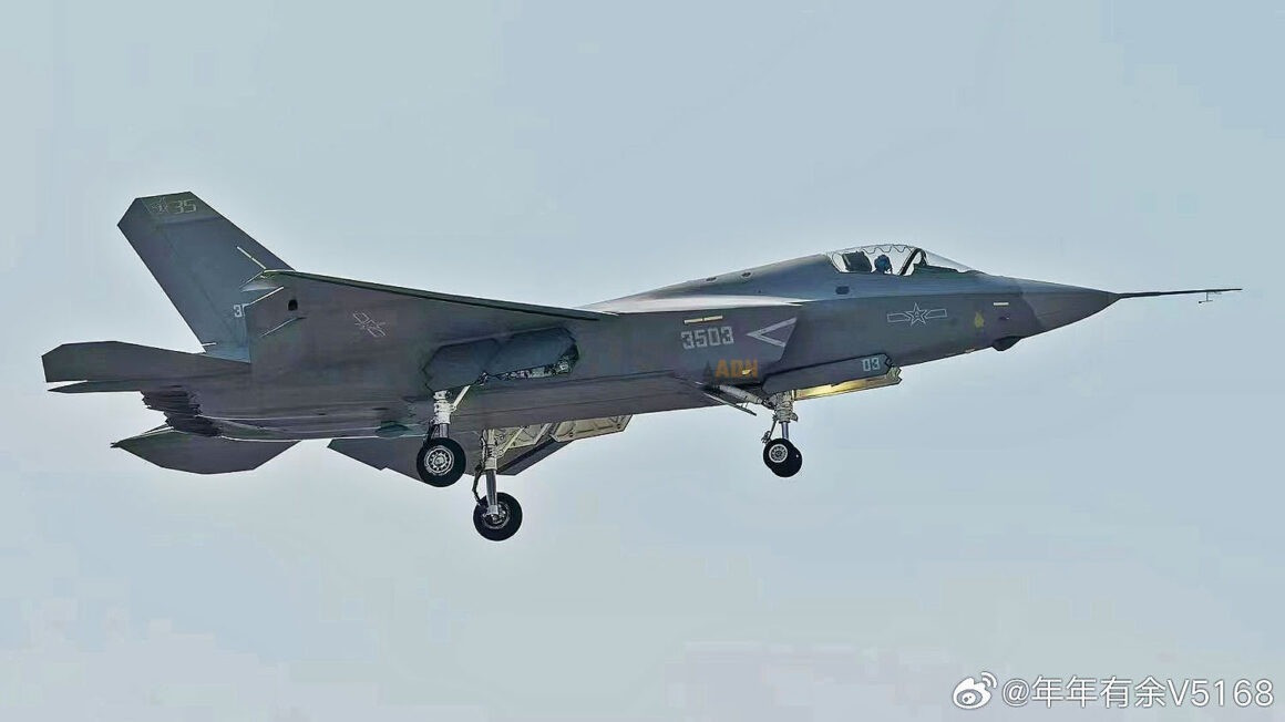 Cả J-35A và F-35 đều được trang bị các cảm biến và thiết bị điện tử hàng không tiên tiến. J-35A sử dụng radar AESA do Trung Quốc sản xuất, hệ thống tìm kiếm và theo dõi hồng ngoại cùng thiết bị tác chiến điện tử để cung cấp nhận thức toàn diện.