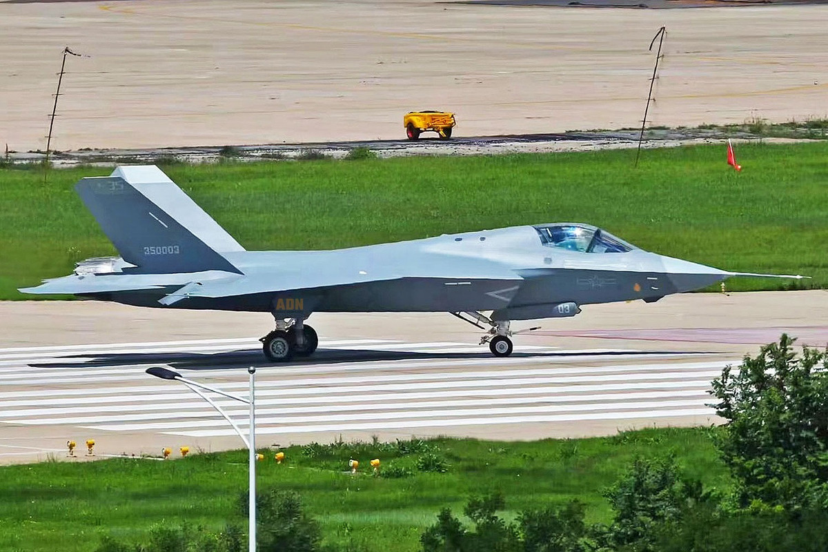 Tuy nhiên, F-35 lại vượt trội ở lĩnh vực khác, chẳng hạn như phạm vi chiến đấu và tính linh hoạt. Với phạm vi hoạt động khoảng 2.220 km so với 1.200 km của J-35A, F-35 phù hợp hơn cho các hoạt động tầm xa và nhiệm vụ tấn công sâu. Cả hai máy bay đều có thể được tiếp nhiên liệu trên không, để có thể mở rộng phạm vi hoạt động xa hơn nữa.