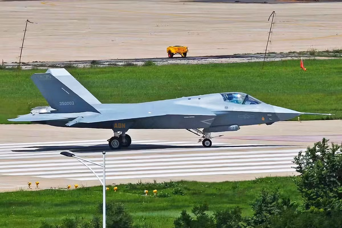Tuy nhiên, F-35 lại vượt trội ở lĩnh vực khác, chẳng hạn như phạm vi chiến đấu và tính linh hoạt. Với phạm vi hoạt động khoảng 2.220 km so với 1.200 km của J-35A, F-35 phù hợp hơn cho các hoạt động tầm xa và nhiệm vụ tấn công sâu. Cả hai máy bay đều có thể được tiếp nhiên liệu trên không, để có thể mở rộng phạm vi hoạt động xa hơn nữa.