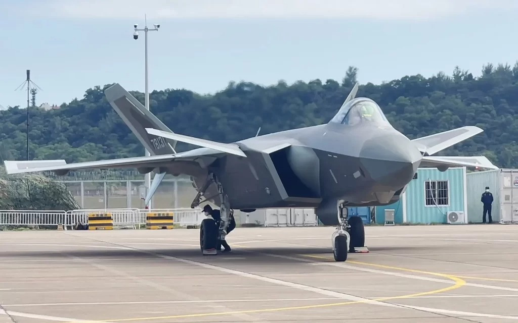 J-35A và F-35 đại diện cho hai triết lý riêng biệt trong chiến tranh trên không. F-35 nhấn mạnh vào khả năng tàng hình, tầm bay và tích hợp công nghệ, trong khi J-35A tập trung vào tốc độ cao hơn, khả năng tải trọng đáng kể và giảm chi phí sản xuất.