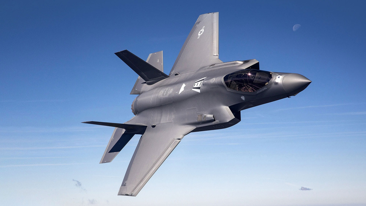 Khả năng tàng hình của J-35 và F-35 là một trong những khía cạnh quan trọng nhất trong thiết kế của chúng. F-35 là tiêu chuẩn vàng trong công nghệ tàng hình, sử dụng vật liệu hấp thụ radar tiên tiến, lớp phủ phức tạp và các đường khí động học liền mạch để đạt được tiết diện hấp thụ radar cực kỳ thấp.