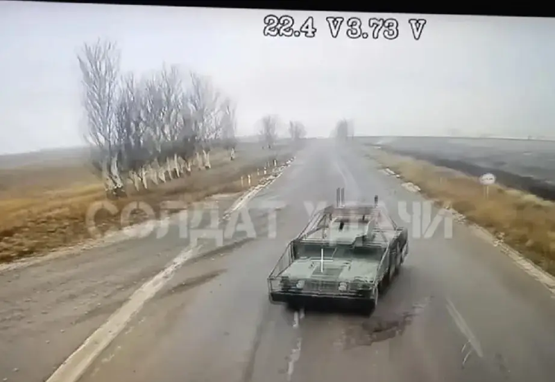 Theo kênh Telegram “Military Chronicle” của Nga, một UAV cáp quang của Nga đã thành công khóa mục tiêu vào một chiếc xe quân sự Humvee của Lữ đoàn cơ giới số 32. Lúc đó, bên trong chiếc Humvee là Phó chỉ huy của Lữ đoàn. Ảnh: Sohu.