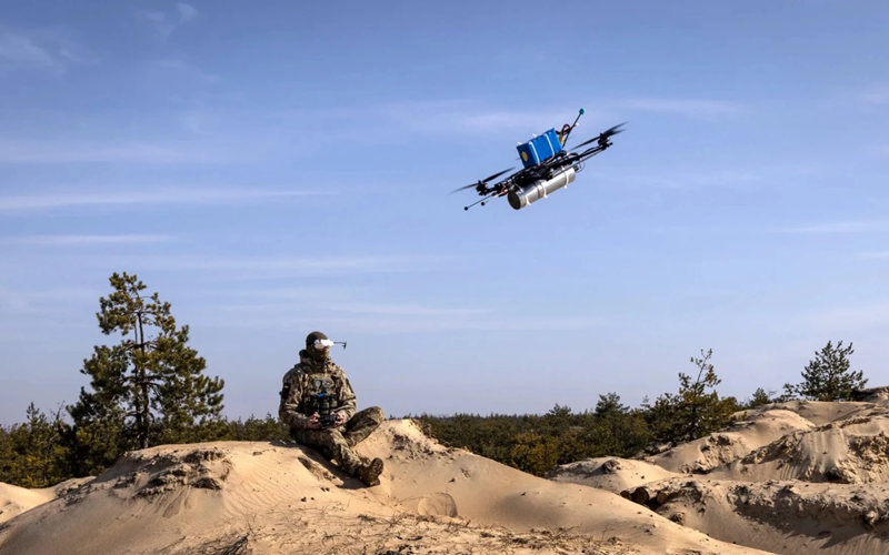 Những UAV này không phải loại trinh sát thông thường mà là dòng UAV tấn công phiên bản sử dụng cáp quang. Loại UAV này, dù tốc độ bay không cao, lại có khả năng ẩn mình tốt và độ chính xác tấn công rất cao, tạo ra mối đe dọa lớn đối với mục tiêu dưới mặt đất. Ảnh: New York Times.