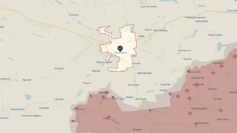 “Hướng này vẫn là một trong những điểm nóng nhất. Hiện tại, cũng chưa xuất hiện các nhóm trinh sát đặc biệt (DRG) của đối phương trong thành phố. Quân Nga đang cố gắng tiến càng xa càng tốt từ vùng ngoại ô Pokrovsk và xuyên qua hai sườn trái và phải của lực lượng phòng thủ để bao vây thành phố," ông Tregubov nói. Ảnh: Deep State.