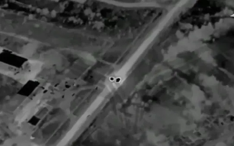 Tuy nhiên, trên đường Lữ đoàn cơ giới số 32 của Ukraine khẩn cấp đến hỗ trợ phòng thủ, họ đã bất ngờ bị tấn công bởi nhiều máy bay không người lái (UAV) của Nga. Ảnh minh họa: Bộ Quốc phòng Nga.