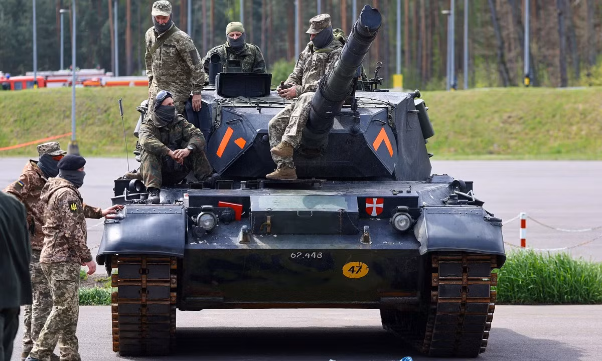 Ukraine đã nhận được khoảng 100 xe tăng Leopard 1A5 từ các đồng minh, chủ yếu là Đức, Đan Mạch và Hà Lan. Ước tính có khoảng 10 chiếc trong số này đã bị hư hỏng ở những khu vực có nhiều mìn hoặc bị tấn công bởi máy bay không người lái.