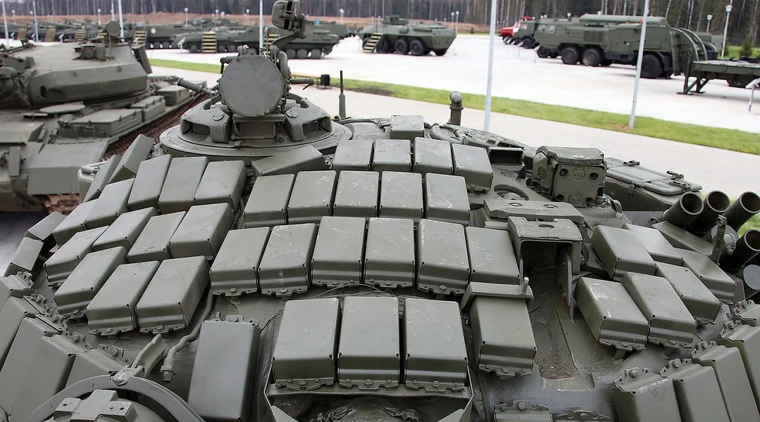 Một chiếc xe tăng chậm chạm sẽ trở thành mục tiêu dễ dàng hơn cho những người điều khiển máy bay không người lái, làm tăng thêm tính dễ bị tổn thương của nó trên chiến trường. Hơn nữa, máy bay không người lái hiện đại có thể nhắm mục tiêu vào các khu vực không được che chắn của xe tăng, chẳng hạn như phần trên cùng nóc xe tăng.