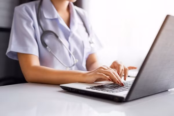 Ngay khi bước vào bệnh viện, bác sĩ dởm Zdrafkova tỏ ra rất tự tin và chuyên nghiệp khi chào hỏi đồng nghiệp và bệnh nhân.