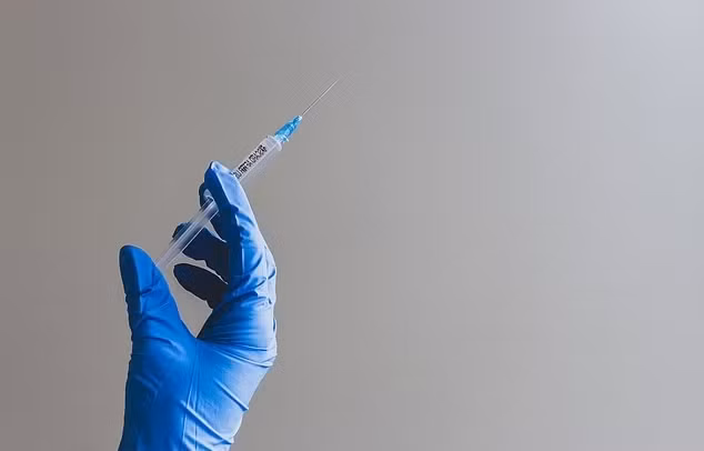 Hành vi của cô gái trẻ khiến các nhân viên y tế trong bệnh viện không hề nghi ngờ, họ tưởng cô là đồng nghiệp của mình. Phải đến ngày hôm sau, bệnh viện mới phát hiện sự việc bất thường và báo cảnh sát.