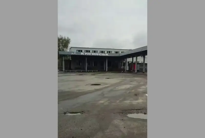 Theo chuyên gia quân sự Andrey Marochko, đến ngày 15/11, lực lượng Nga tấn công vào khu công nghiệp phía bắc Kupyansk đã thiết lập thành công tuyến hậu cần kết nối với lực lượng chính ở phía sau và nhận được tiếp tế về đạn dược cùng các vật tư khác. Ảnh: Topwar.