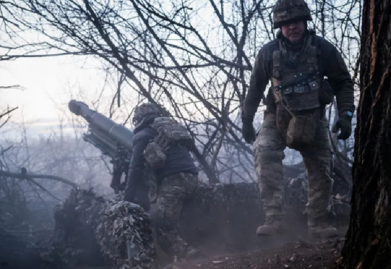 Ngay sau đó, một trận chiến khốc liệt nổ ra. Theo kênh Telegram Military Chronicle, quân Ukraine đã thành công tiêu diệt được nhóm thiết giáp đầu tiên của Nga. Nhóm này gồm hai xe mô tô, một xe chiến đấu bộ binh và một xe tăng, tất cả đều bị quân Ukraine phá hủy. Tuy nhiên, quân Ukraine không ngờ rằng phía Nga vẫn còn một đoàn thiết giáp thứ hai. Ảnh: New York Times.