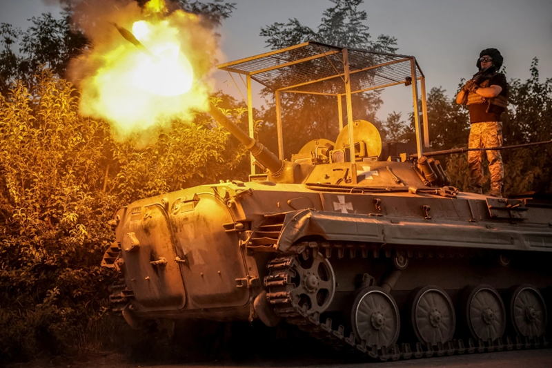 Sau đó, các đợt tấn công thứ ba và thứ tư của quân Nga tiếp tục kéo đến. Theo thông tin từ các trang công cộng của phía Ukraine, trong cuộc tập kích này, Quân đội Nga đã huy động tổng cộng 15 xe bọc thép, chia thành 4 đợt tấn công. Quy mô này xấp xỉ bằng một nửa tiểu đoàn thiết giáp. Ảnh: Reuters.