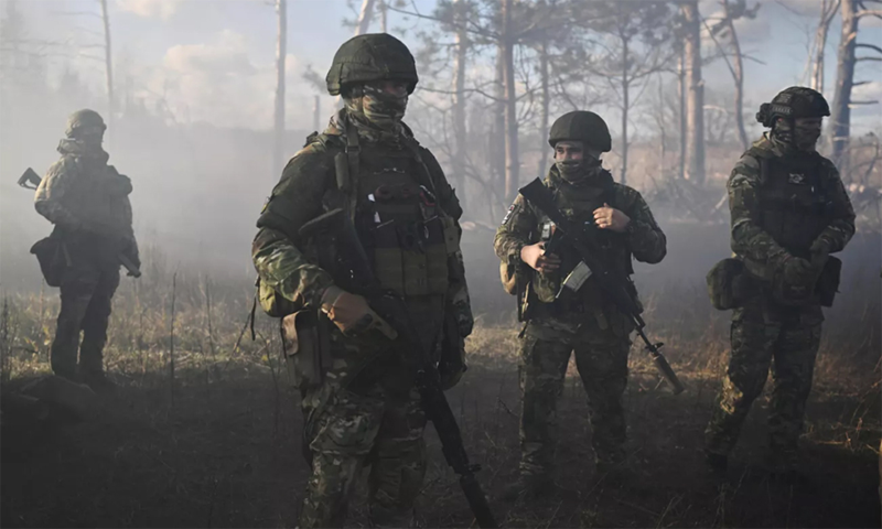 Chỉ huy cấp tiểu đoàn của Lữ đoàn 92 Ukraine, Yuri Fedorenko, cũng cho biết từ đầu năm nay, binh sĩ Nga thường xuyên mặc quân phục Ukraine để thực hiện các cuộc tập kích, gây hỗn loạn ở hậu phương của Ukraine. Ảnh: Reuters.