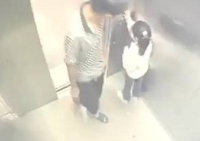 Sự việc đáng sợ xảy ra tại khu chung cư ở Lạc Bình, thành phố Cảnh Đức Trấn, tỉnh Giang Tây, Trung Quốc, cách đây vài ngày. Một bé gái 7 tuổi bị thiếu niên 14 tuổi bám đuôi và tấn công, quấy rối ngay trong thang máy. Những hình ảnh từ camera giám sát đã ghi lại toàn bộ hành vi ghê rợn của thiếu niên này, làm dấy lên làn sóng phẫn nộ mạnh mẽ từ dư luận. Bất chấp hành vi gây sốc, thiếu niên này không bị xử lý hình sự, điều đó đã gây bất bình lớn khi câu chuyện được đưa ra ánh sáng. (Ảnh: Sina, QQ, 163)