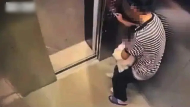 Khi cửa thang máy mở, thiếu niên tiếp tục giữ chặt cô bé, không cho bé ra ngoài, tiếp tục quấy rối. Hành vi gây bàng hoàng này kéo dài khoảng hai phút trước khi thiếu niên buộc phải thả cô bé khi có người đi ngang qua.