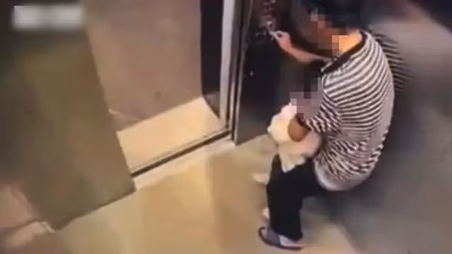 Khi cửa thang máy mở, thiếu niên tiếp tục giữ chặt cô bé, không cho bé ra ngoài, tiếp tục quấy rối. Hành vi gây bàng hoàng này kéo dài khoảng hai phút trước khi thiếu niên buộc phải thả cô bé khi có người đi ngang qua.