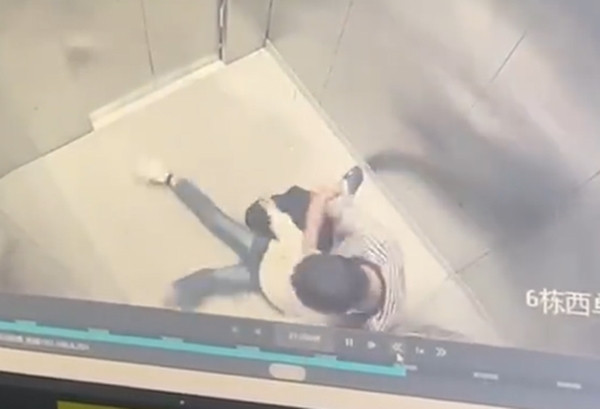 Ngay sau sự việc, gia đình bé gái lập tức đến trích xuất camera giám sát và báo cảnh sát. Họ đã kỳ vọng công lý sẽ được thực thi, nhưng sự thật lại rất phũ phàng. Dù thiếu niên đã tròn 14 tuổi, đủ tuổi chịu trách nhiệm hình sự theo luật pháp Trung Quốc, song vì chưa đến 16 tuổi, thiếu niên này lại không bị truy cứu hình sự và được thả chỉ ngay ngày hôm sau. Quyết định này khiến gia đình bé gái và dư luận bàng hoàng, phẫn nộ.