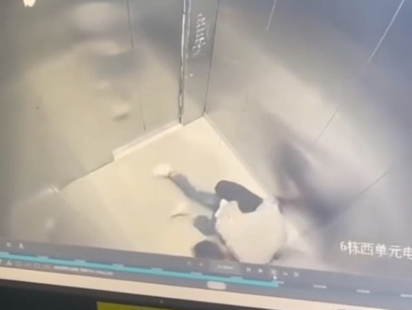 "Chúng tôi không đồng ý hòa giải và không chấp nhận cách xử lý của gia đình họ. Sự việc này cần được giải quyết công bằng và có một hình phạt thích đáng", mẹ bé gái khẳng định, thể hiện quyết tâm đòi lại công bằng cho con gái mình và đòi hỏi một lời xin lỗi chân thành từ gia đình thiếu niên.