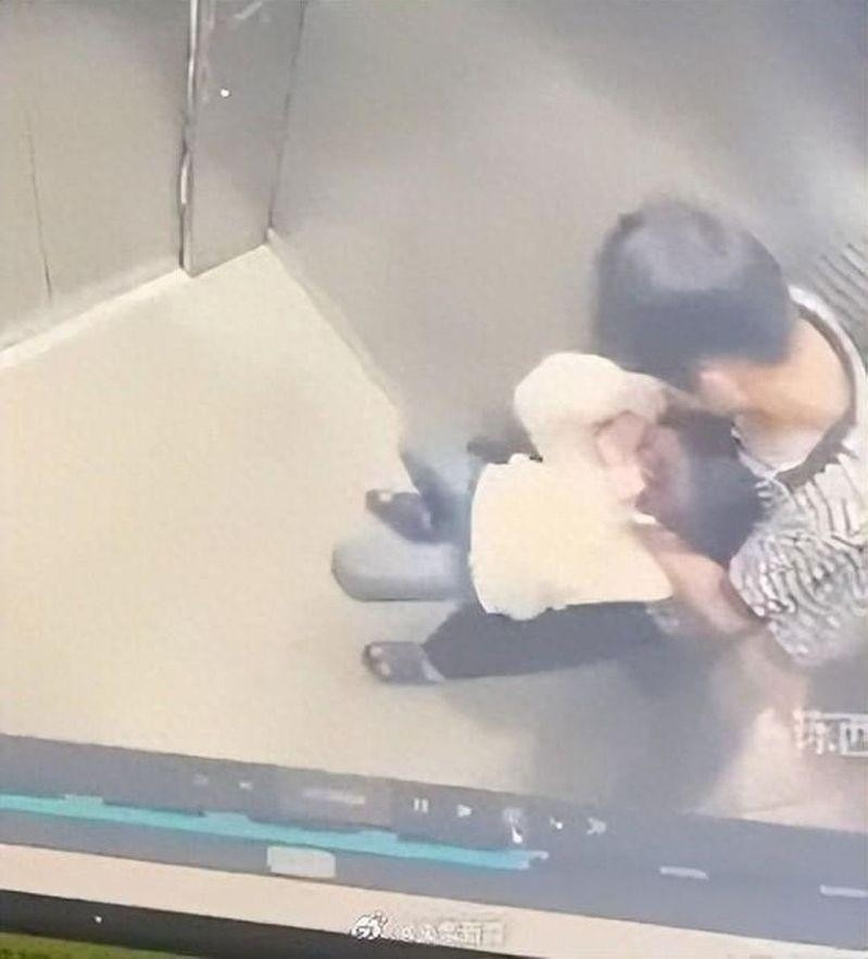 Trong khi đó, cảnh sát khu vực cho biết đã tiến hành "xử lý vi phạm" đối với thiếu niên, nhưng điều này không thể xoa dịu nỗi đau và sự bất bình của gia đình nạn nhân. Hiện tại, đôi bên vẫn chưa đạt được thỏa thuận về bồi thường dân sự.