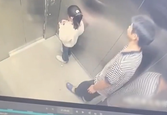 Theo truyền thông địa phương, vào khoảng 21h tối hôm đó, bé gái 7 tuổi vừa chơi xong dưới sân chung cư và tự lên thang máy về nhà. Ngay khi vào thang máy, cô bị một thiếu niên không quen biết bám theo từ phía sau.