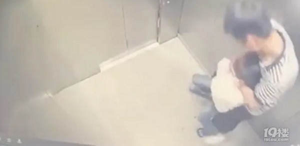 Mẹ của bé gái, trong sự đau đớn và phẫn uất, kể lại rằng con gái mình đã quay trở về nhà trong trạng thái kinh hoàng, khóc lóc kể về sự việc tàn bạo mà bé vừa trải qua. Cô bé kể lại cảm giác "bị bóp cổ đến nghẹt thở, suýt ngất đi".