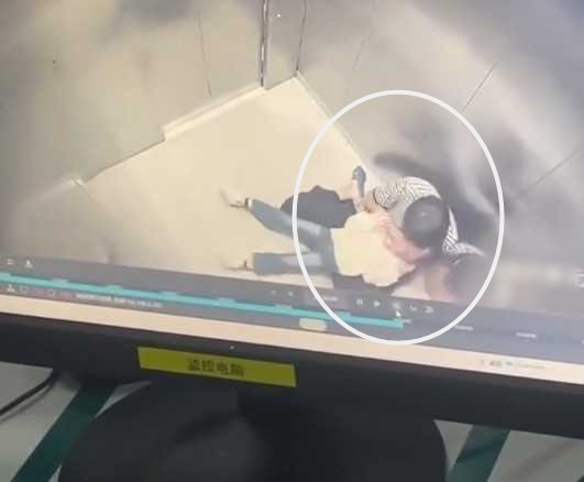 Điều đáng lên án là thiếu niên này hoàn toàn không có động cơ rõ ràng và gia đình bé gái cũng chưa từng quen biết đối tượng này. Được biết, thiếu niên này sống cùng khu chung cư nhưng ở tòa nhà khác.