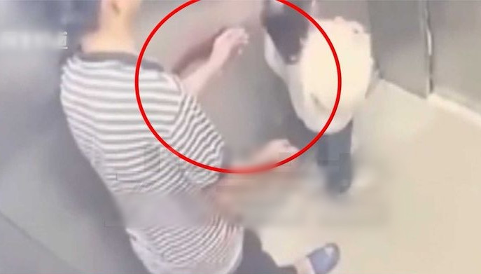 Theo hình ảnh từ camera an ninh, khi thang máy đóng cửa, thiếu niên này tiến lại gần, bất ngờ giữ chặt bé gái, bịt miệng và bóp cổ. Cô bé vùng vẫy, giãy giụa nhưng sức yếu không thể thoát ra, ngã xuống sàn.
