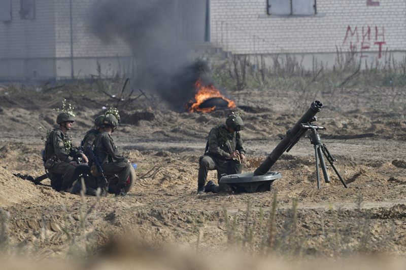 Đầu năm 2023, người ta nhận ra rằng thay vì các hoạt động chiến đấu cơ động, cuộc chiến sẽ chuyển sang hình thức chiến đấu phòng ngự tại chỗ. Đối với kiểu chiến đấu này, cơ cấu chỉ huy truyền thống từ cấp quân khu đến cấp tiểu đoàn, vốn được hoàn thiện trong cuộc cải cách quân sự dưới thời Anatoly Serdyukov, trở nên phù hợp hơn, theo Defence24. Ảnh: Bộ Quốc phòng Nga.