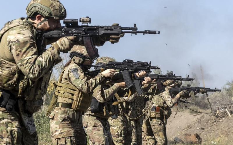 Hiện nay, tất cả các đơn vị trên một hướng tác chiến cụ thể đều hoạt động trong khu vực trách nhiệm của một nhóm tác chiến duy nhất. Dưới sự chỉ huy của Tướng Valery Gerasimov, đã có 6 nhóm như vậy được thành lập. Ngoài các nhóm “Tây”, “Đông”, “Trung tâm” và “Nam” (tương ứng với các quân khu) ban đầu, nhóm “Dnepr” được thêm vào tháng 11/2022 và nhóm “Bắc” vào tháng 4/2024. Ảnh: IT.