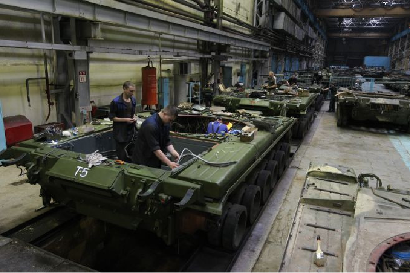 Tuy nhiên, chính các chuyên gia Ba Lan cũng chỉ ra rằng rất khó để đánh giá tình trạng hiện tại của kho dự trữ khí tài quân sự ở Nga cũng như khả năng công nghiệp để sửa chữa, nâng cấp và sản xuất các thiết bị quân sự mới. Ảnh: Reuters.