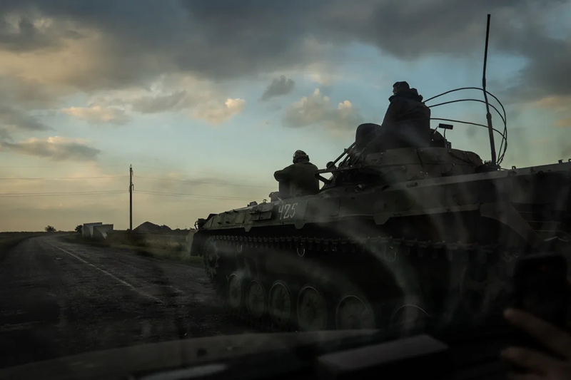 Ngày 2/11, một cuộc tấn công mạnh mẽ đã được thực hiện theo hướng Seversk với lực lượng cấp tiểu đoàn. Các đoàn xe bọc thép Nga, bao gồm xe tăng, xe chiến đấu bộ binh (BMP) và xe bọc thép lội nước MT-LB, đã tiến về phía đông nam Seversk, từ ba khu vực là Ivano-Daryevka, Veseloye và Vyemka, theo dữ liệu do ISW xác nhận. Ảnh: Getty Images.