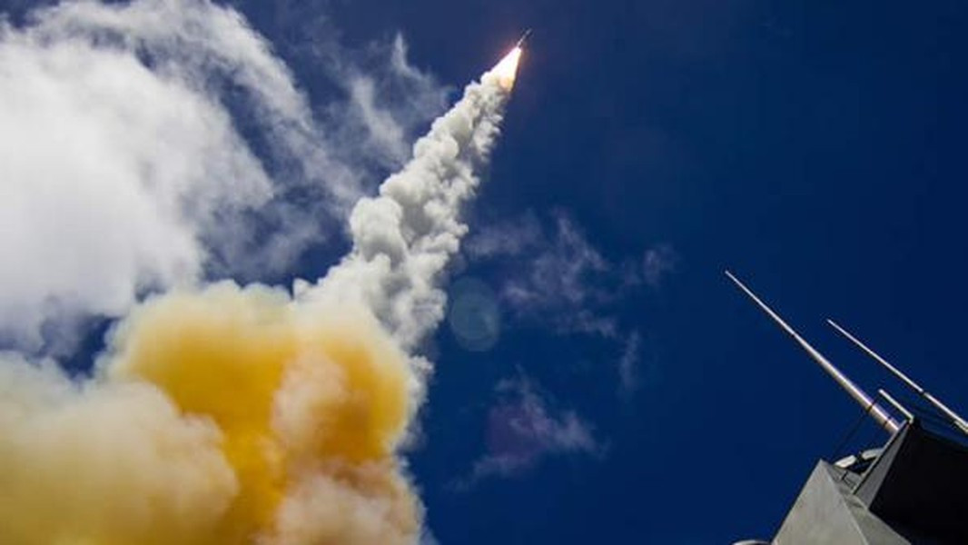 Nhiệm vụ thiết kế chính đặt ra cho SM-6 đó là phòng không tầm xa cấp chiến thuật dành cho chiến hạm, nhằm bảo vệ cũng như mở rộng phạm vi chống lại tên lửa hành trình, phương tiện bay không người lái và máy bay chiến đấu của đối phương.