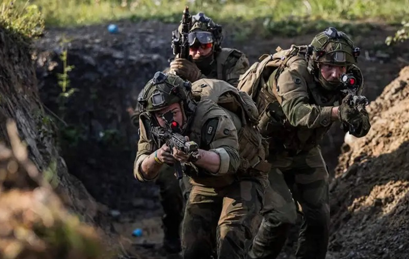 Ông Tarnavskyi từng tham gia cuộc phản công Kherson năm 2022 và cuộc phản công Zaporizhzhia năm 2023, đạt được một số thành tích nhất định. Sau đó, ông trở thành tư lệnh mặt trận Avdiivka. Tuy nhiên, sau khi Avdiivka bị quân Nga chiếm, ông bị giáng chức xuống làm chỉ huy ở trụ sở huấn luyện. Hiện tại, kỳ vọng ông có thể cứu vãn tình hình ở Pokrovsk và Kurakhove là điều không thực tế. Ảnh: BI.