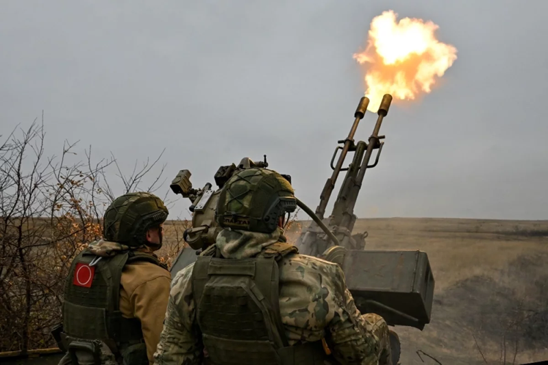 Tuy nhiên, khi Ukraine đang cố gắng củng cố vị trí của mình, Quân đội Nga đã kịp thời điều động lực lượng dự bị và phát động một cuộc tấn công mạnh mẽ với sự hỗ trợ của pháo binh và không quân. Mặc dù quân Ukraine cố gắng giữ vững vị trí, nhưng hỏa lực đối phương quá mạnh. Cuối cùng, vào ngày 16/12, Quân đội Nga đã đẩy lui lực lượng Ukraine khỏi các vị trí phía tây và tái chiếm Shevchenko. Ảnh: RIA Novosti.