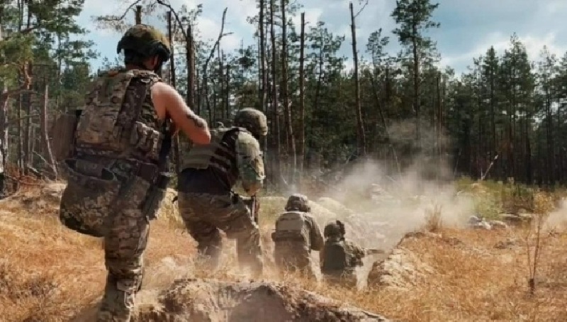 Theo báo cáo, Quân đội Nga ở phía bắc làng Maksymivka đã bất ngờ phát động một cuộc tấn công cơ giới theo hướng bắc, phá vỡ tuyến phòng thủ của Quân đội Ukraine trên cánh đồng. Họ tiến sâu 4 km và đến vùng ngoại ô làng Zelenivka, củng cố vị trí. Ảnh: Ukrinform.