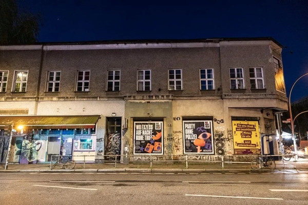 Cảnh sát đã tiến hành khám xét căn hộ của Judy S. và tìm thấy một lượng cocain. Hiện tại, cô đã bị tạm đình chỉ công tác trong khi chờ kết quả điều tra. Cơ quan chức năng đang tập trung vào việc làm rõ toàn bộ sự việc, bao gồm cả cáo buộc cưỡng bức và sử dụng ma túy. Tuy nhiên, do vấn đề bảo mật dữ liệu và quyền riêng tư, nhiều chi tiết vẫn chưa được tiết lộ rộng rãi.