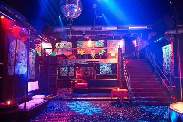 Sự phức tạp của vụ án không chỉ nằm ở khía cạnh pháp lý mà còn liên quan đến vấn đề nhạy cảm về giới tính và định kiến xã hội. Việc Judy S. là một nữ cảnh sát chuyển giới đã làm cho vụ việc trở nên nhạy cảm hơn, dễ dẫn đến những phán xét thiếu khách quan.