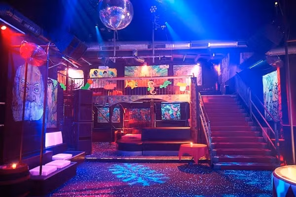 Sự phức tạp của vụ án không chỉ nằm ở khía cạnh pháp lý mà còn liên quan đến vấn đề nhạy cảm về giới tính và định kiến xã hội. Việc Judy S. là một nữ cảnh sát chuyển giới đã làm cho vụ việc trở nên nhạy cảm hơn, dễ dẫn đến những phán xét thiếu khách quan.