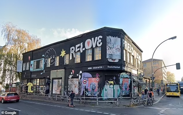 Theo thông tin ban đầu được công bố, sự việc xảy ra vào đầu tháng 11 tại câu lạc bộ KitKat, một địa điểm nổi tiếng ở Berlin với những bữa tiệc tình dục cực đoan. Tại đây, nữ cảnh sát Judy S. đã gặp gỡ và làm quen với hai cảnh sát nam có ngoại hình cao ráo, sáng sủa. Sau đó, cô đã mời hai người này về nhà riêng uống rượu. Nào ngờ, tại nhà Judy S, câu chuyện lại rẽ sang một hướng hoàn toàn khác. Trong ảnh là câu lạc bộ KitKat.