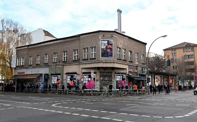 Sau đó, cả hai bị Judy S. tấn công tình dục, sử dụng các dụng cụ hỗ trợ, gây ra những thương tích nghiêm trọng ở bộ phận sinh dục. Họ đã trình báo vụ việc với cảnh sát ngay ngày hôm sau.