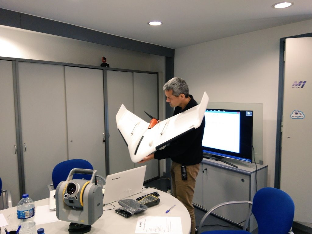 Để hỗ trợ Ukraine, Pháp đã tăng cường hỗ trợ máy bay không người lái, các chương trình đào tạo và tham gia vào các sáng kiến của châu Âu. Kể từ năm 2022, Pháp đã cung cấp một gói viện trợ quân sự trị giá hơn 3,8 tỷ Euro cho Ukraine, bao gồm hàng trăm máy bay không người lái và các thiết bị quân sự khác.